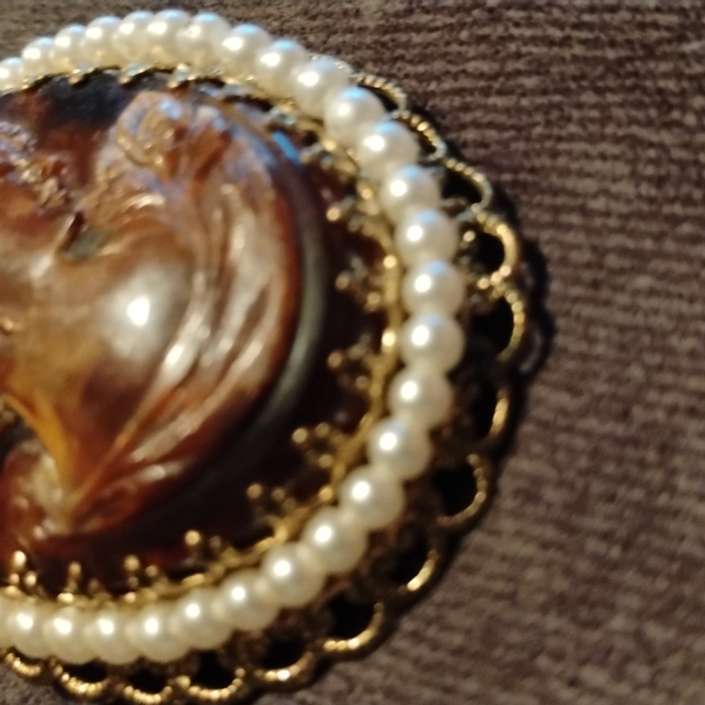 Beautiful gold pin with brown Cameo stamped Germany - Picture 3 of 4